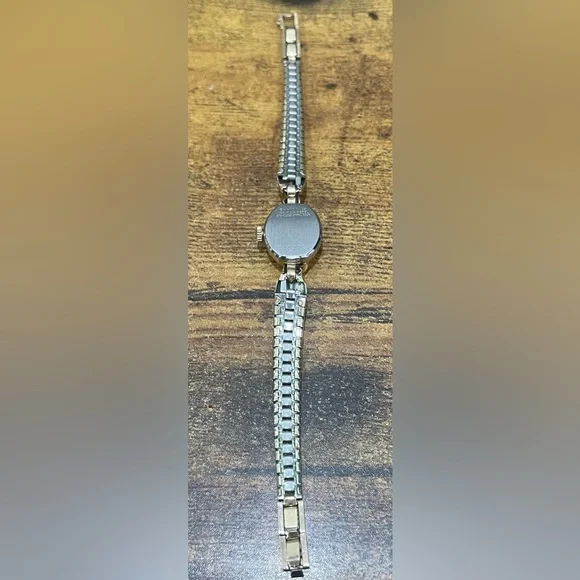 Vintage Women’s Gold Bulova Wristwatch - Picture 7 of 7
